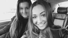 Ieva Kazlaitė su drauge prie automobilio vairo