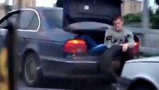 Rusi&scaron;kas būdas stumti automobilį