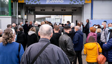 Žmonių eilės prie vakcinavimo centro &bdquo;Litexpo&ldquo;