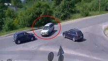Į sankryžą įvažiavęs VW vairuotojas, tarsi nematydamas nieko aplinkui, sukdamas užkirto kelią mokomajam automobiliui.