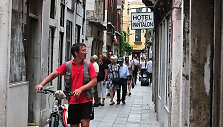 Kai kurios Venecijos gatvės dūsta nuo turistų