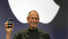 2007-ųjų sausio 9-oji. Pristatydamas pirmosios kartos &bdquo;iPhone&ldquo;, S.Jobsas parei&scaron;kė, kad tai yra diena, kai &bdquo;Apple&ldquo; naujai i&scaron;randa telefoną. Tuomet juo patikėjo ne visi.