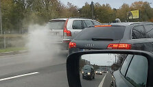 Dūmus skleidžiantis automobilis