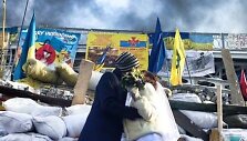 Nusiaubto Kijevo fone &ndash; jaunavedžių bučinys. 