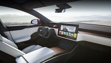 &bdquo;Model S&ldquo; salonas - tas ekranas yra pasukamas. &copy;Gamintojo nuotrauka