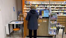 Apsauginių kaukių vaistinėse norintys įsigyti žmonės