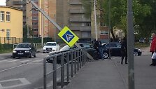 Kaune &bdquo;Audi&ldquo; rėžėsi į stulpą