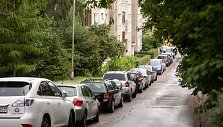 Automobiliai prie daugiabučių