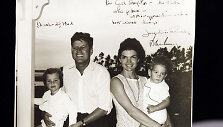 J. F. Kennedy su žmona Jacqueline ir vaikais Caroline bei Johnu jaunesniuoju. 