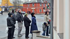 Eilės prie &bdquo;Swedbank&ldquo; bankomato