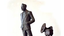 Vienas i&scaron; siūlomų variantų &ndash; S.Povilaičio paminklas su gramofonu.