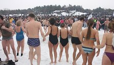 Maudytis jūroje nepabūdo būrys sveikuolių. 