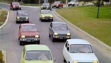 Automobiliai su geltonais žibintais