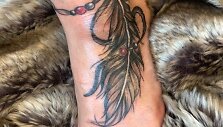 Natalijos Bunkės tatuiruotė ant kojos