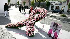 Rožinis kaspinas i&scaron; gėlių
