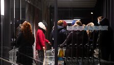 Žmonės &bdquo;Lidl&ldquo; parduotuvėje Karolini&scaron;kėse