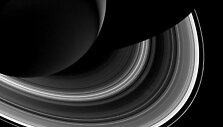 Saturno &scaron;e&scaron;ėlis ir žiedai. Tarp žiedų ir &scaron;e&scaron;ėlių matyti Mirties žvaigždę i&scaron; Žvaigdžių karų primenantis Saturno palydovas Mimas (de&scaron;iniajame apatiniame kampe, 2014 m. kovo 3 d.) 