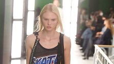 &bdquo;Louis Vuitton&ldquo; 2021 m. pavasario ir vasaros kolekcijos modelis
