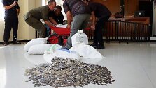 Indonezijoje vyras grąžino 10 tūkst. JAV dolerių skolą savo buvusiai žmonai... monetomis