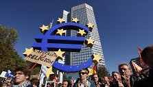 Žmonės prie Europos centrinio banko 