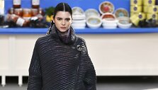 Kendall Jenner &bdquo;Chanel&ldquo; kolekcijos pristatyme