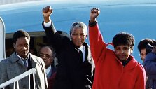 Nelsonas Mandela su žmona Winnie Mandela (1990 m.)