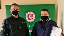 Už drąsą ir pilieti&scaron;kumą Arną Vaitkevičių () asmeni&scaron;kai pagerbė Prienų komisaras.