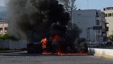 Per demonstraciją padegtas automobilis prie Gerero valstijos policijos pastato