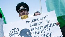 Pareigūnų protestas prie prezidentūros