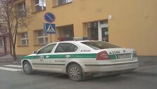 Policijos automobilis, pastatytas draudžiamoje vietoje