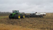 &Scaron;is John Deere tempia įspūdingą padargų grandinę. (Elcajonfarms, Wikimedia(CC BY 3.0)