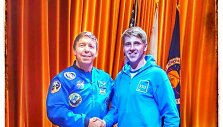 Kosmonautas Michael Barret ir Donatas Miklu&scaron;is (de&scaron;inėje)
