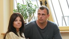 Būdamas visi&scaron;kai girtas G.Einikis grasino žiauriai susidoroti su gyvenimo drauge J.Narmontiene (kairėje).
