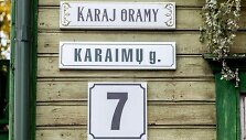 Penktadienį sostinės Žvėryno Karaimų gatvėje atidengtas gatvės puo&scaron;ybos elementas karaimų kalba
