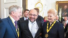 Dalia Grybauskaitė pasveikino Martiną Schulzą (viduryje)