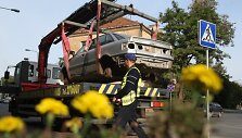 &Scaron;alia savivaldybės pademonstruota, kaip i&scaron;vežamas nenaudojamas automobilis