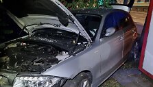 Kaune 18-mečio vairuojama BMW įlėkė į autobusų stotelę