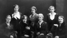 Lietuvos moterų tarybos valdyba. Pirmoje eilėje i&scaron; kairės: E. Gimbutienė, J. Tūbelienė, O. Ma&scaron;iotienė, B. Birži&scaron;kienė. Antroje eilėje i&scaron; kairės: V. Račkauskienė, J. Sutkuvienė, Gužytė.