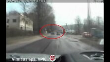 Pažeidėjas pavojingai manevravo ir lenkė