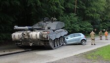 Avarija Vokietijoje, kai &bdquo;Toyota Yaris&ldquo; palindo po tanku.