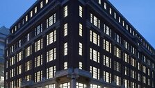 &bdquo;Aprangos&rdquo; grupė atidaro pirmąją &bdquo;Burberry&ldquo; parduotuvę Baltijos &scaron;alyse