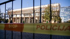 Mitinguotojai būruojasi &scaron;alia Seimo