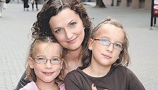 Aktorė Kristina Savickytė su dvynėmis dukrelėmis Justina (kairėje) ir Gabija.