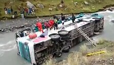 Peru autobusui įkritus į upę žuvo bent 23 žmonės