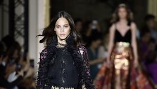 &bdquo;Zuhair Murad&ldquo; 2019&ndash;2020 m. rudens ir žiemos auk&scaron;tosios mados kolekcijos modelis