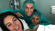 Cristiano Ronaldo su sūnumi Cristiano, Georgina Rodriguez su dukra