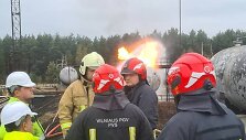 Ekspertai ie&scaron;ko būdų, kaip užgesinti gaisrą dujų pilstymo stotyje