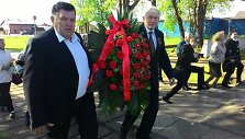 Eugenijus Kriaučiūnas ir Petras Rakauskas atne&scaron;ė vainiką, papuo&scaron;tą raudonu kaspinu su užra&scaron;u: &bdquo;Žuvusiems už Tėvynę ir Staliną&ldquo;.