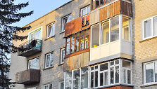 Toks balkonų &bdquo;kaleidoskopas&ldquo; įprastas Kretingos mieste.