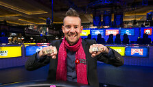 George'as Danzeris su dviem WSOP apyrankėm